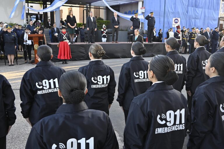 El gobernador participó del acto de egresados de atención telefónica y video vigilancia del personal del 911