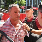 Condenaron a tres años y medio de prisión al hombre que le tiró un botellazo a Javier Milei en el día de su asunción