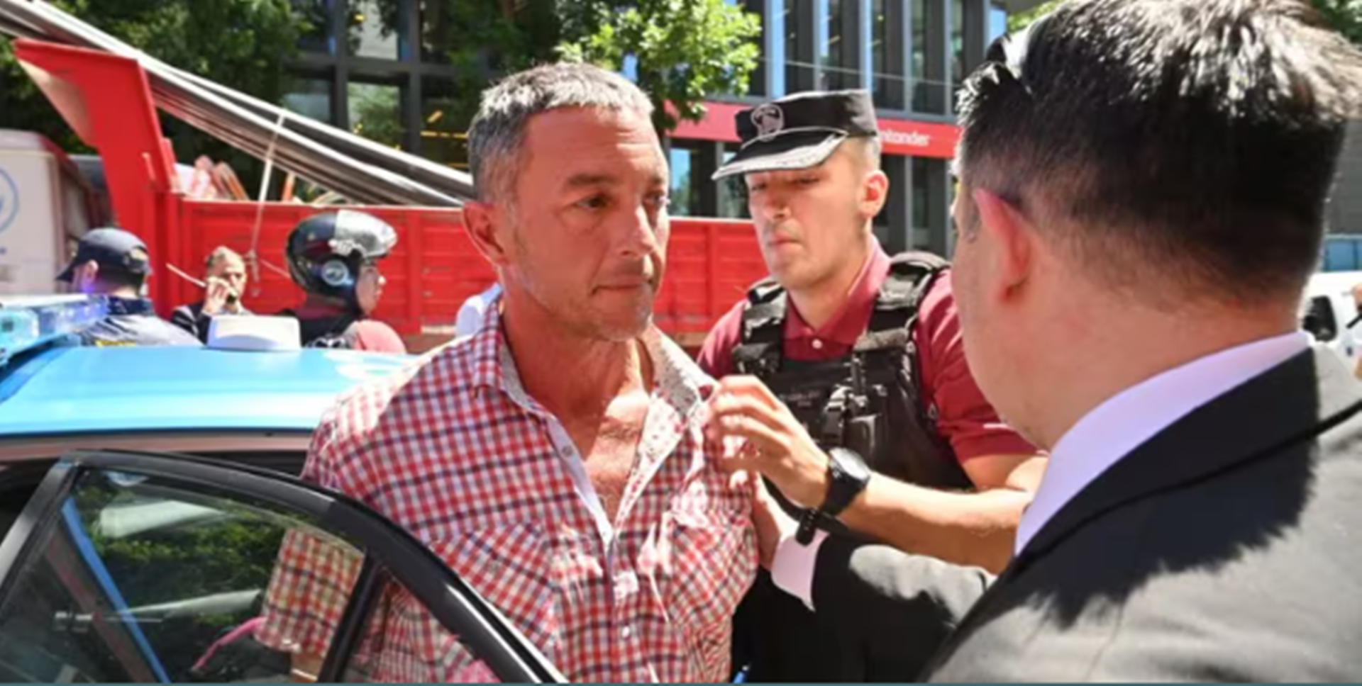Condenaron a tres años y medio de prisión al hombre que le tiró un botellazo a Javier Milei en el día de su asunción