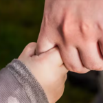 Un niño consiguió que la Justicia aceptara que tenga dos padres: uno de sangre y otro del corazón