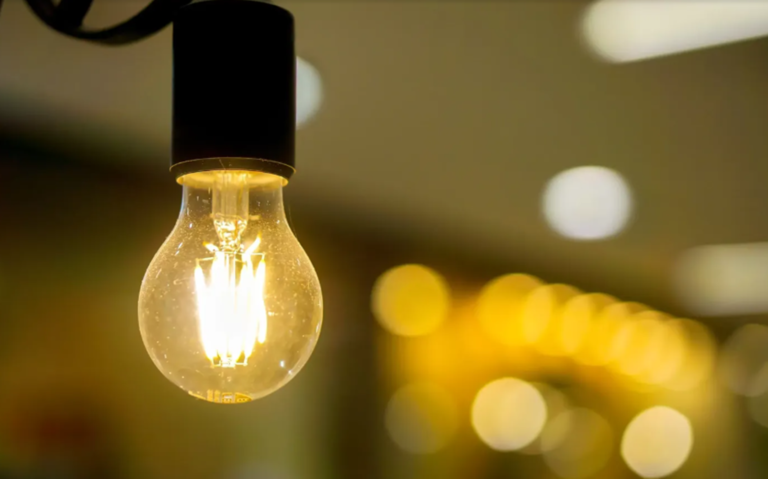 El Gobierno ordenó reducir el consumo de luz en todos los edificios públicos