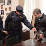Roncaglia entregó un can a Bomberos Zapadores de la Policía