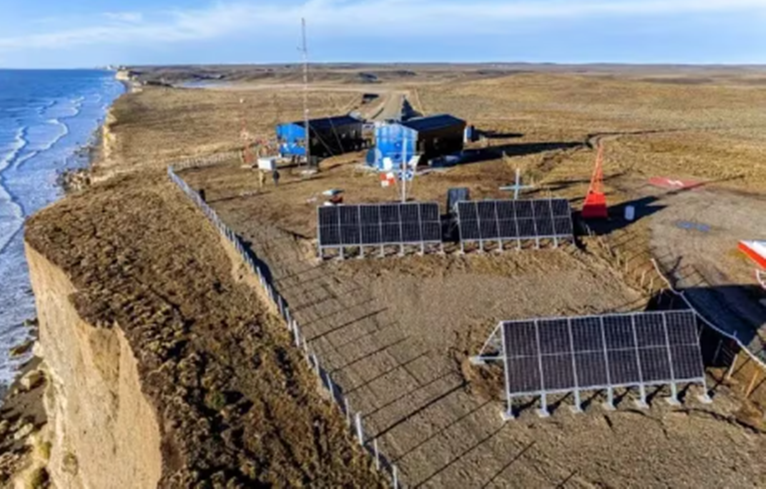 El Gobierno confirmó que comenzaron las tareas para remover los paneles solares tras el reclamo de Chile
