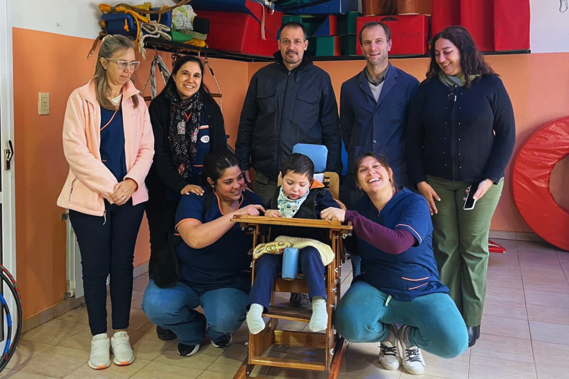 Estudiantes de Colón construyeron y donaron una silla postural