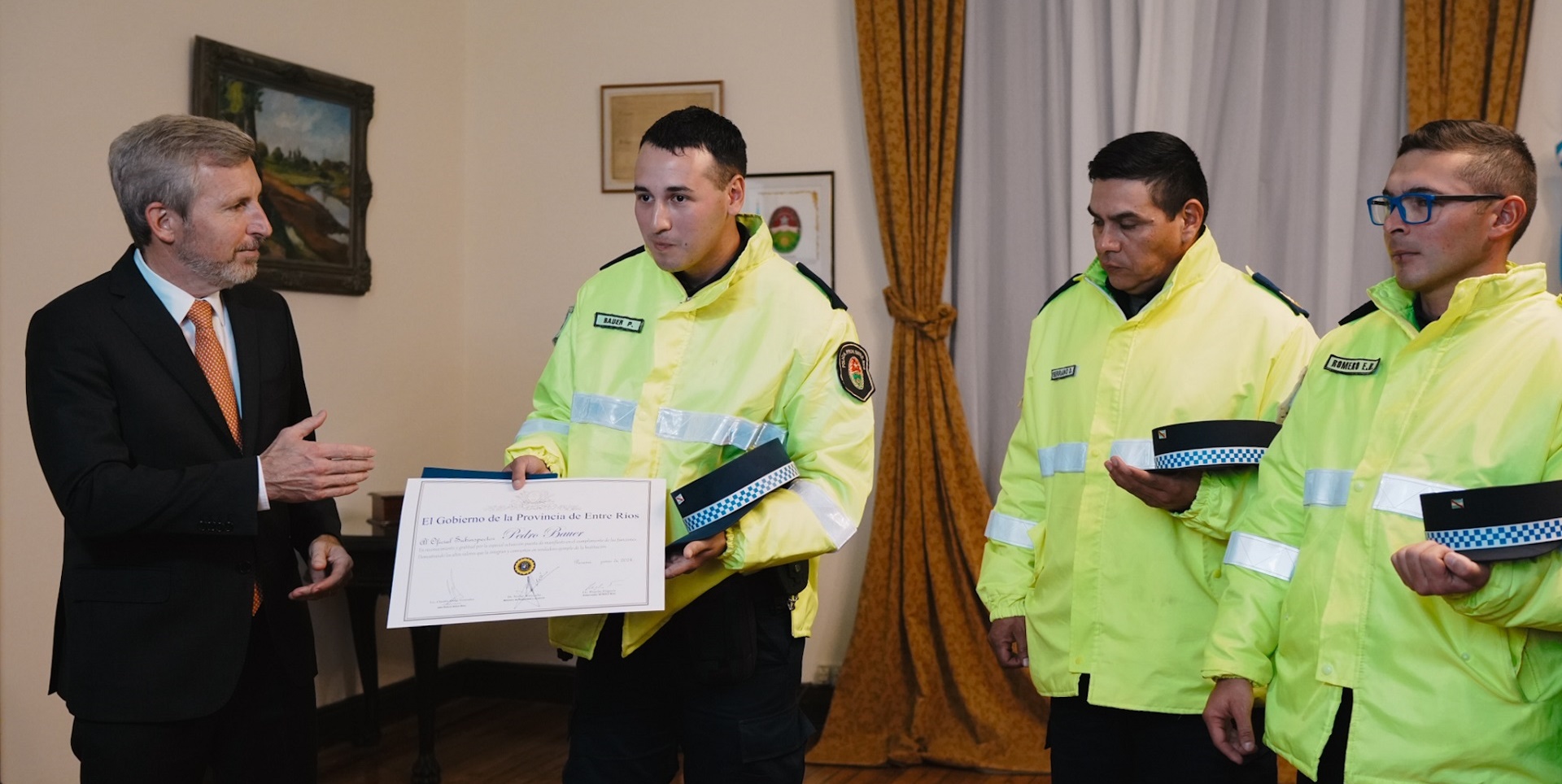 Reconocimiento a policías que detectaron 500 kilos de explosivos en puesto caminero