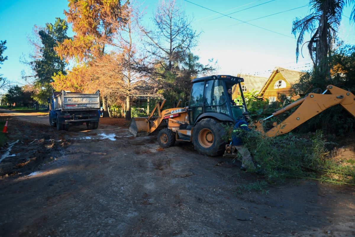La municipalidad construye badenes sobre la Calle 2 del Camino de la Costa