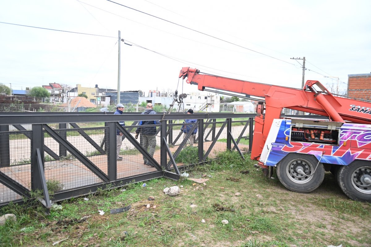 Trasladan un puente peatonal al exfrigorífico