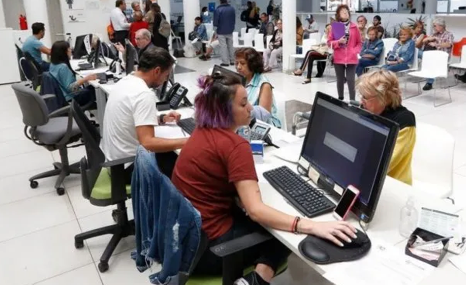 Vencen miles de contratos en el Estado y el Gobierno planea despidos masivos