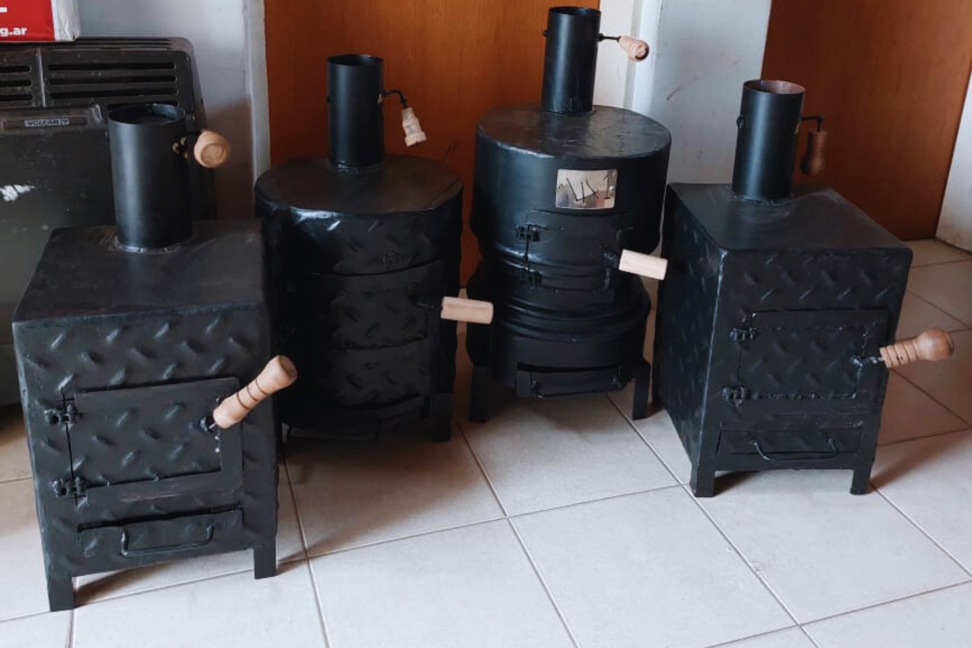 Alumnos de la escuela técnica de Colón fabricaron y donaron salamandras
