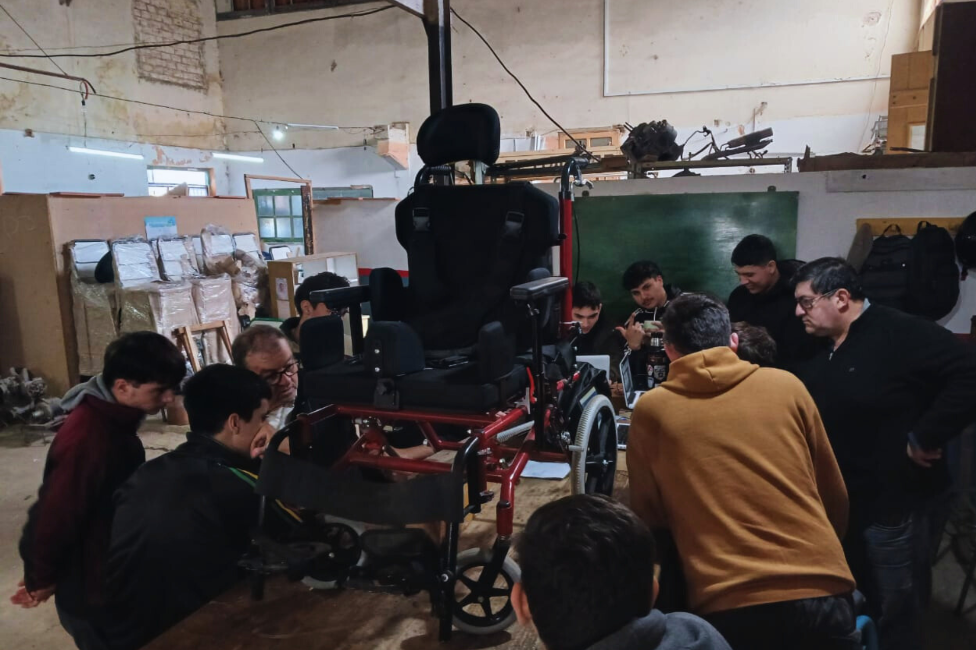 Concepción del Uruguay: Alumnos de la escuela técnica transforman sillas manuales a eléctricas