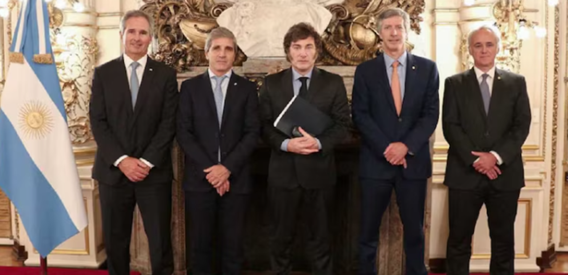 El Ministerio de Economía anunció la compra de dólares al BCRA para cubrir vencimientos de deuda con los bonistas