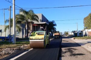 Obras Públicas: siguen los trabajos de pavimentación en la calle 3 de diciembre
