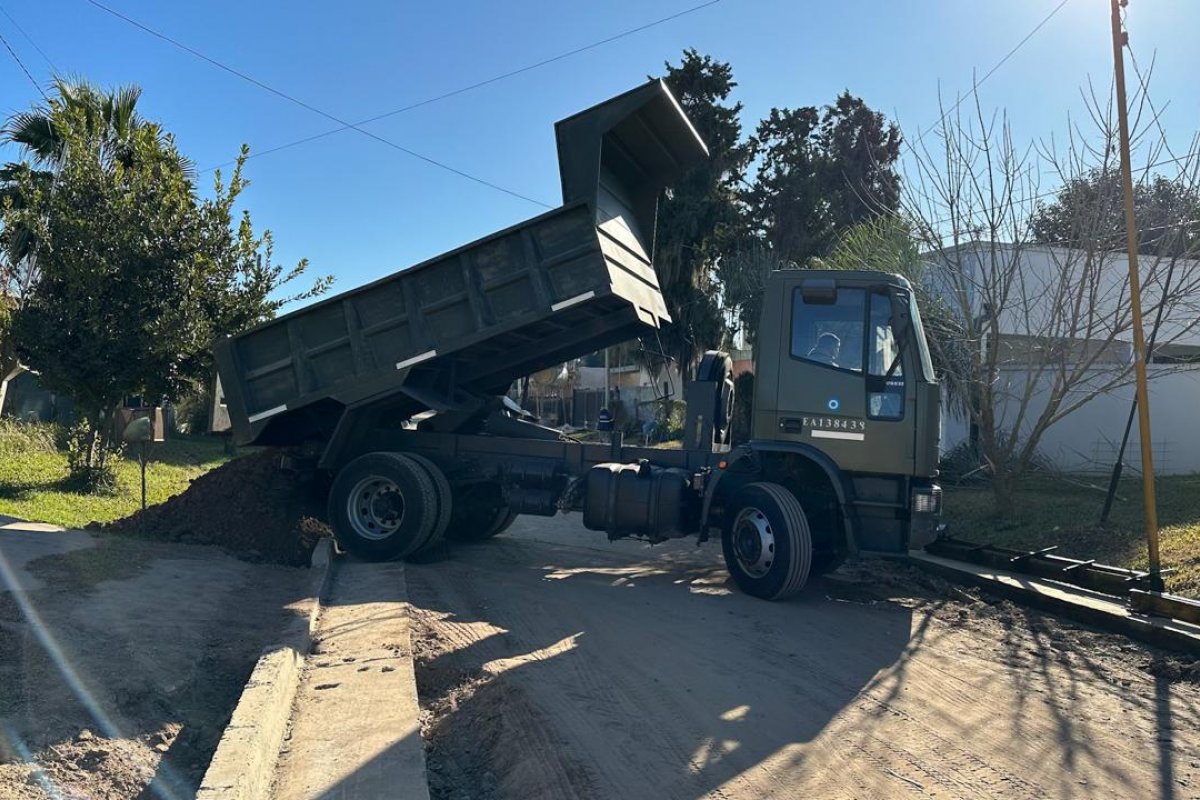 Las máquinas del Ejército comenzaron los trabajos de mantenimiento vial en la ciudad