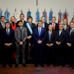 Javier Milei firmó el Acta de Mayo junto a los 18 gobernadores: “Los puntos de quiebre de la historia de una nación son momentos de conflicto”