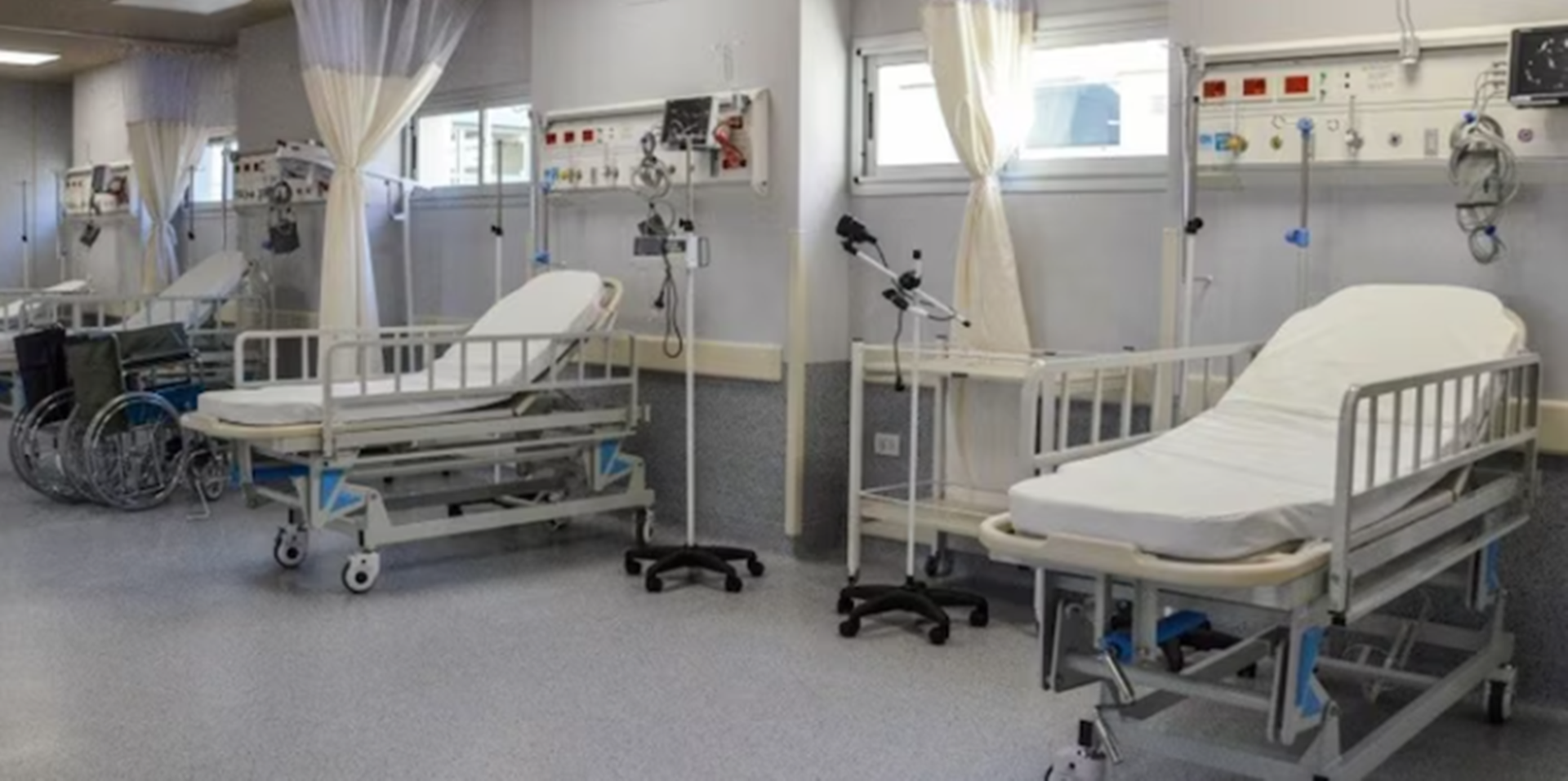 El Gobierno evalúa cobrar la atención a extranjeros en hospitales públicos
