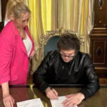 Javier Milei firmó el veto total a la nueva movilidad jubilatoria que aprobó el Senado
