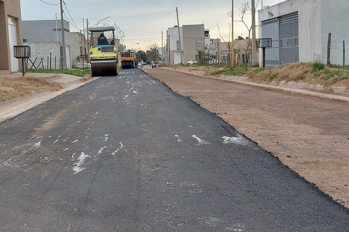 Avanza la pavimentación en la calle Las Casuarinas