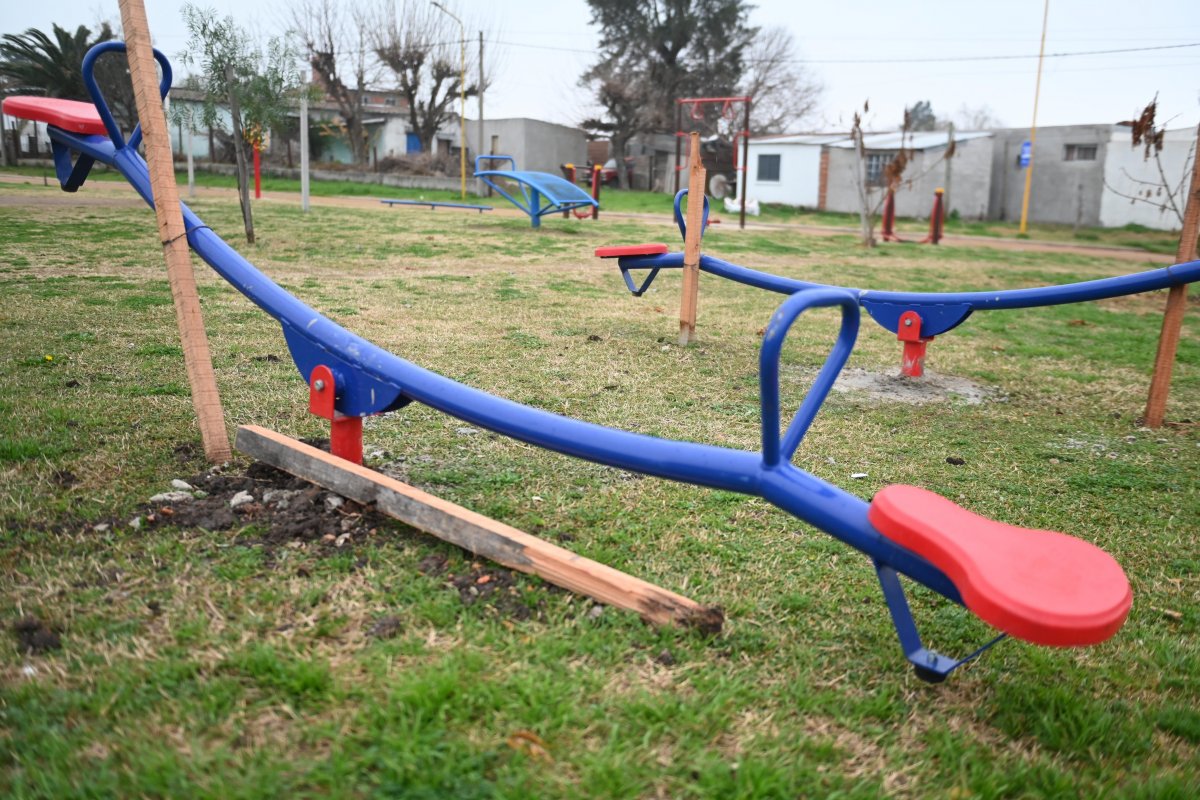 La Municipalidad instaló nuevos juegos en la Plaza del Barrio Médanos