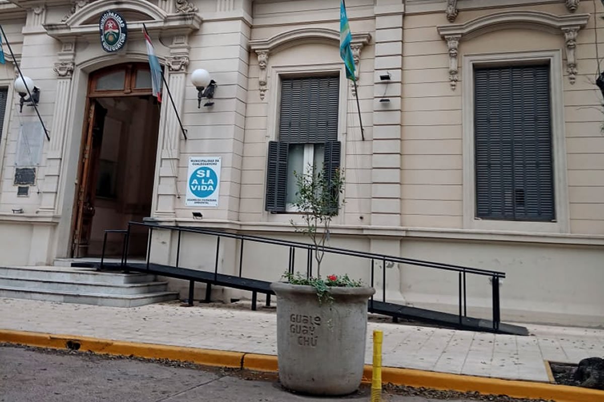 La Municipalidad reubica los macetones de calle Urquiza