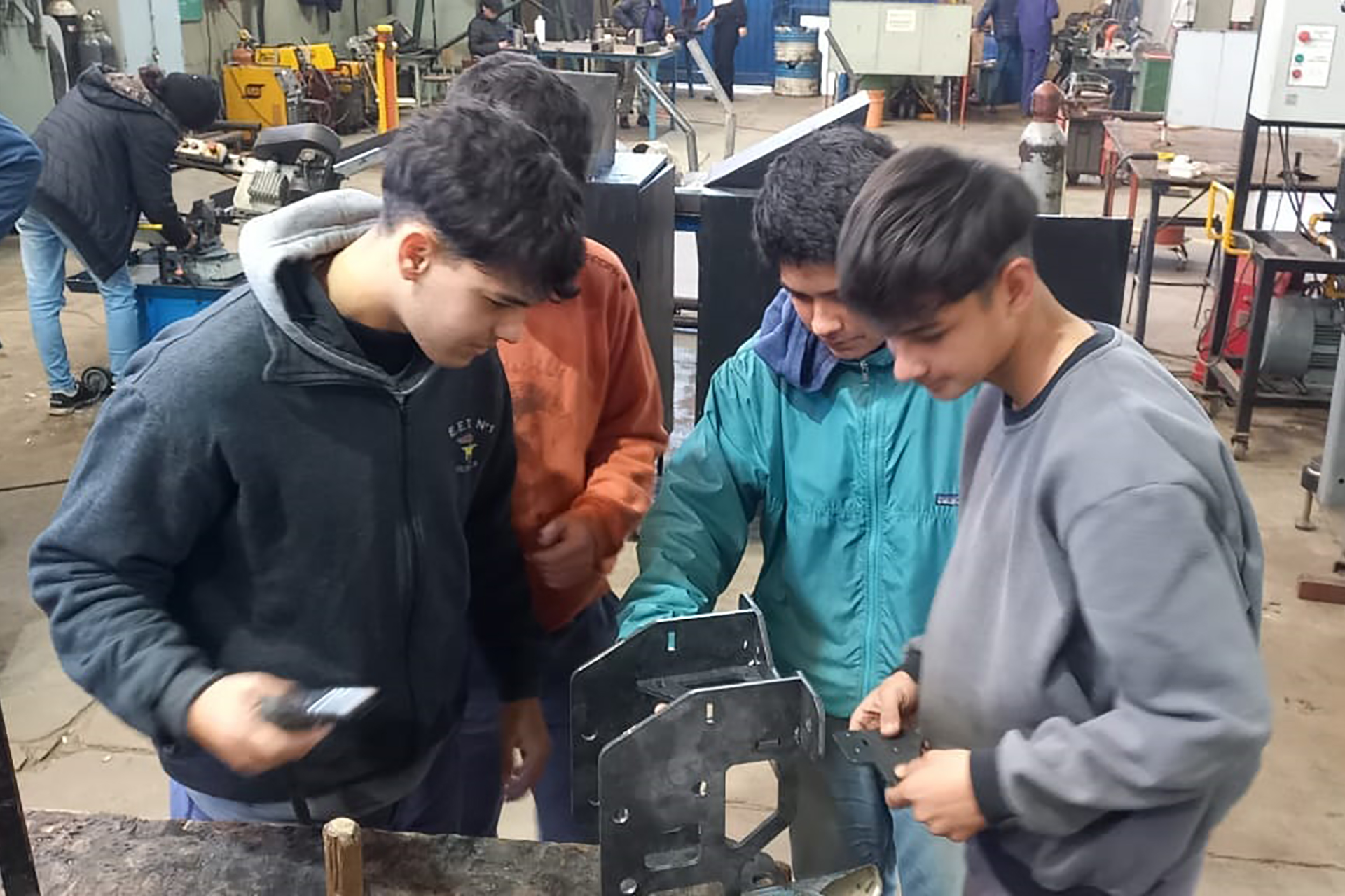 Escuelas técnicas de Colón construyen un sistema elevador de pacientes para hogar de adultos