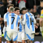 La Selección Argentina goleó 3 a 0 a Chile y sigue en lo más alto de las Eliminatorias Sudamericanas