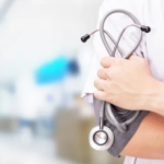 El Gobierno de Javier Milei analiza cobrar los servicios de salud pública a extranjeros