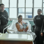 Gendarmes ayudan a una mujer a dar a luz