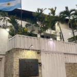 Denunciaron asedio con drones y encapuchados en la embajada argentina en Caracas