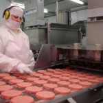 El frigorífico brasileño dueño de Paty compró una planta en China que se abastecerá con carne argentina