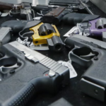 El Gobierno bajó la edad mínima para portar armas a 18 años