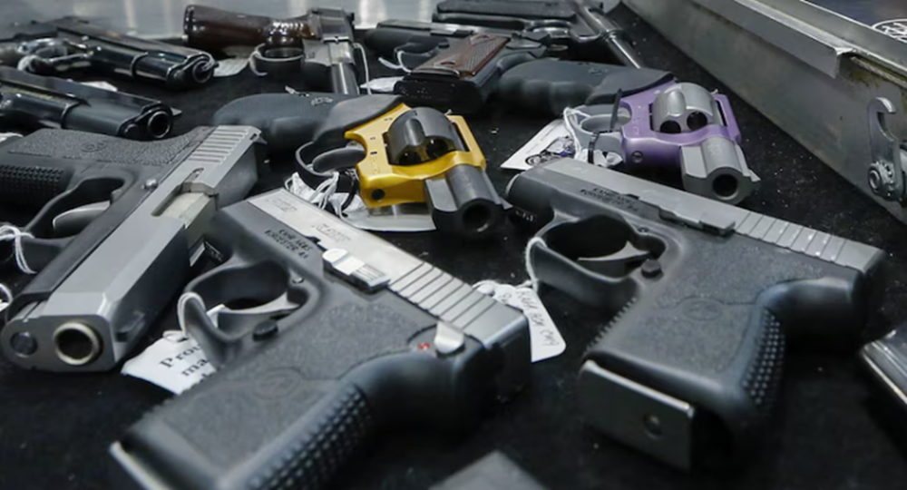 El Gobierno bajó la edad mínima para portar armas a 18 años