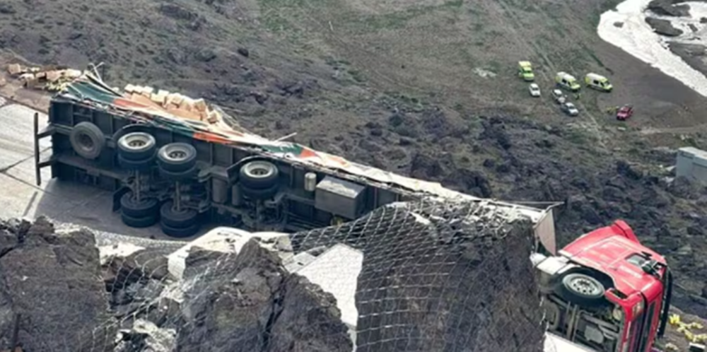 Tragedia en Chile: una camioneta chocó contra un camión, cayeron por un barranco y murieron dos argentinas