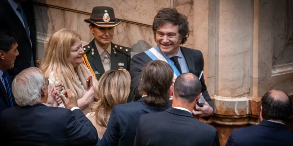 Javier Milei prepara los exámenes para empleados públicos y eliminaría nuevas áreas del Estado