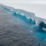 Cómo es el gigantesco A23a, el iceberg más grande del mundo que se desprendió de la Antártida
