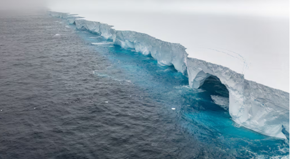 Cómo es el gigantesco A23a, el iceberg más grande del mundo que se desprendió de la Antártida