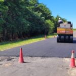 La Municipalidad realiza trabajos de bacheo con pavimento en el camino a Ñandubaysal