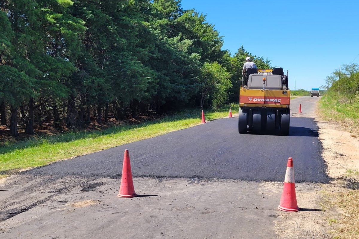 La Municipalidad realiza trabajos de bacheo con pavimento en el camino a Ñandubaysal