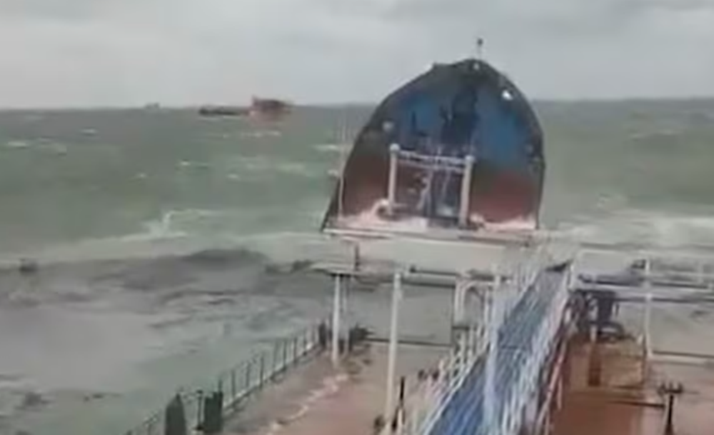 Dos barcos petroleros rusos naufragaron en el estrecho de Kerch y hay temor por el impacto ambiental