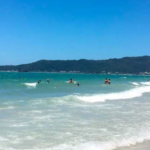 Alarma en Brasil por una fuerte contaminación del mar en las playas más elegidas por los argentinos: qué zonas son críticas para la salud
