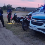 Retienen dos motovehículos a cuatro chicos de Ramírez, circulaban hacia Hernández sin casco, sin licencia de conducir y carentes de la documentación de las motos
