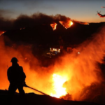 Hay alerta amarilla y al menos 130 mil evacuados por el devastador incendio en las colinas de Hollywood 