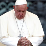 El papa Francisco sigue en estado crítico, pero pasó una noche tranquila y está descansando