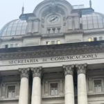 El Gobierno quitó de la fachada del Palacio Libertad el nombre de Néstor Kirchner