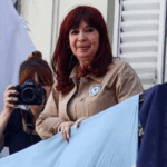 Autorizaron a Cristina Kirchner a salir al balcón mientras cumple su condena en prisión domiciliaria
