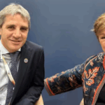 Tras la firma del acuerdo, Luis Caputo llega a Washington para retomar el contacto con el FMI