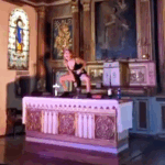 Abogados Cristianos denuncian a la actriz que simuló que se masturbaba sobre el altar de una iglesia