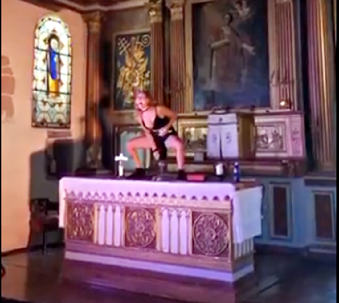 Abogados Cristianos denuncian a la actriz que simuló que se masturbaba sobre el altar de una iglesia
