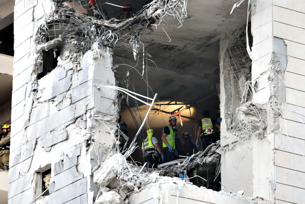 Al menos 8 muertos y casi 300 heridos tras el impacto de misiles balísticos iraníes en el centro de Israel y en Haifa