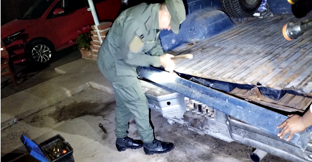 Gendarmes descubren 200 kilos de cocaína en el doble fondo de una camioneta e interceptan dos vehículos que estaban coordinados para escoltar la carga