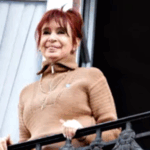 Cristina Kirchner reapareció en el balcón de su casa tras el desalojo de la militancia que realizó la Policía de la Ciudad